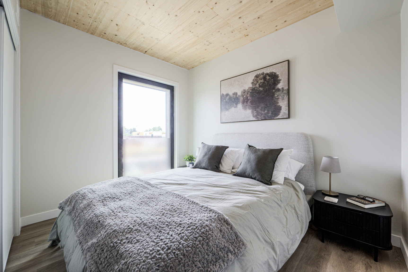 hälsa suite bedroom with timber ceiling